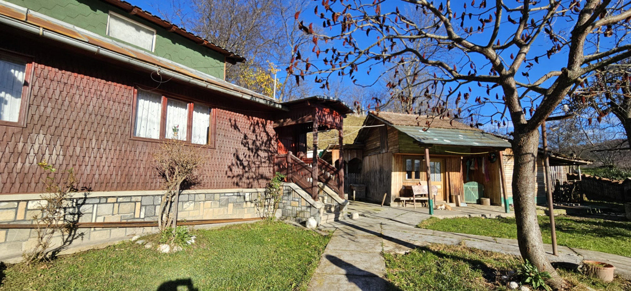 Casa gospodarului, bine întreținută, cu teren generos – Comarnic