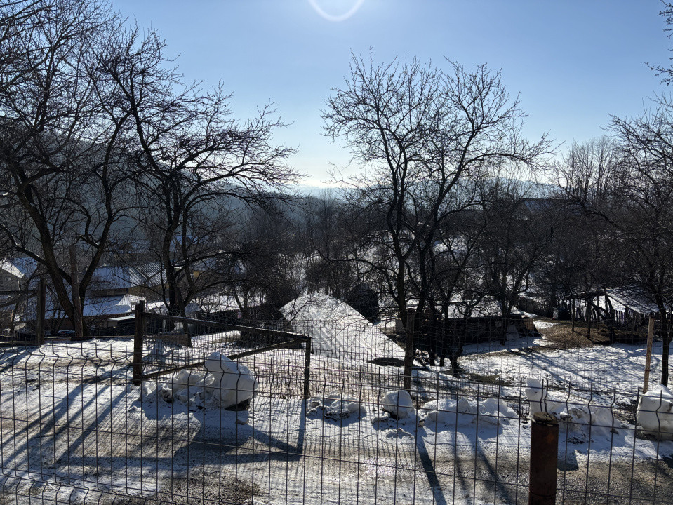 Casa gospodarului, bine întreținută, cu teren generos – Comarnic