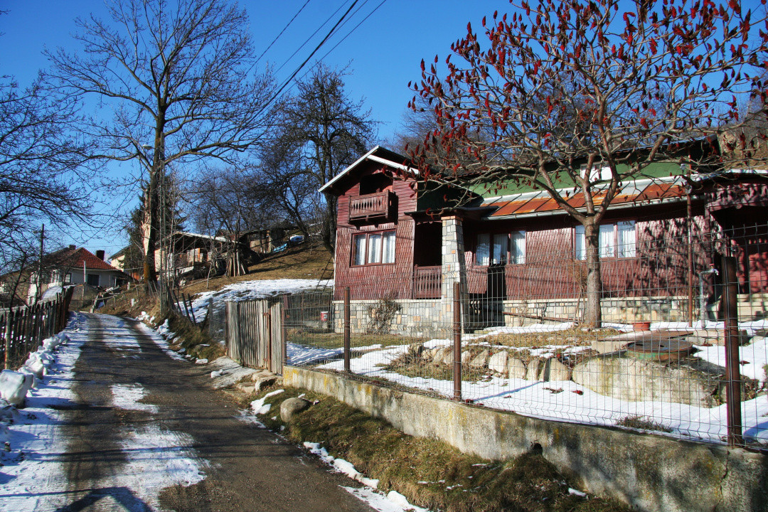 Casa gospodarului, bine întreținută, cu teren generos – Comarnic