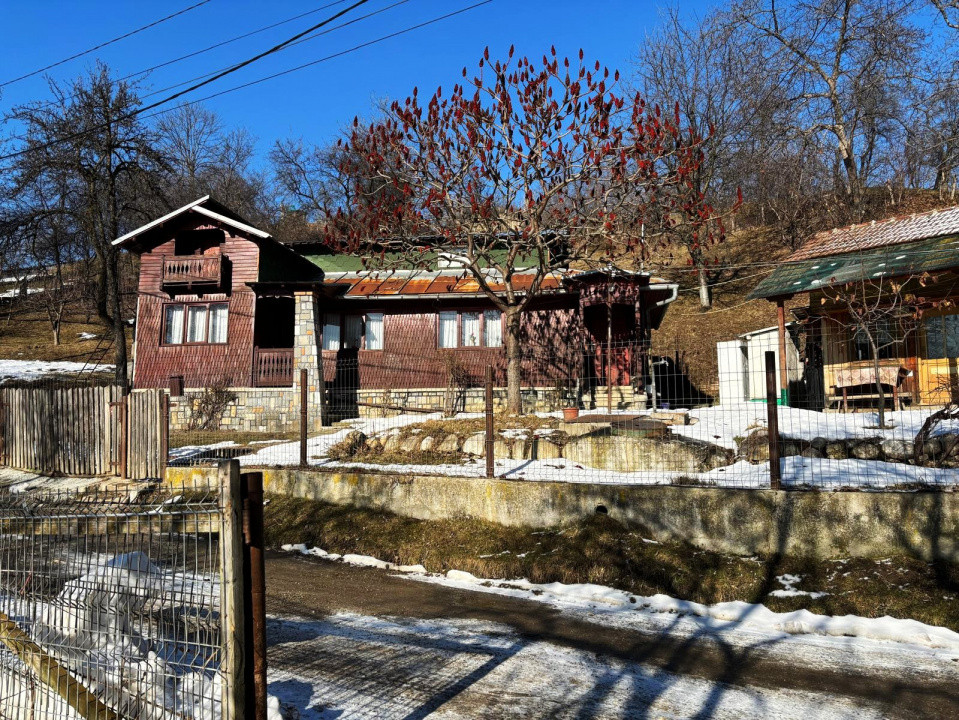 Casa gospodarului, bine întreținută, cu teren generos – Comarnic