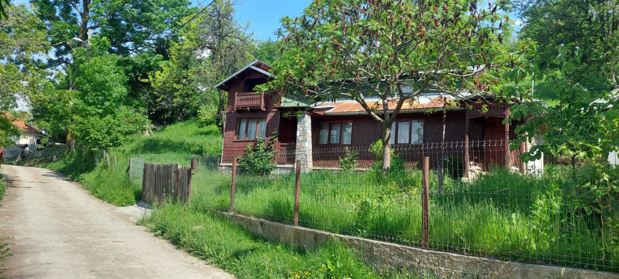 Casa gospodarului, bine întreținută, cu teren generos – Comarnic