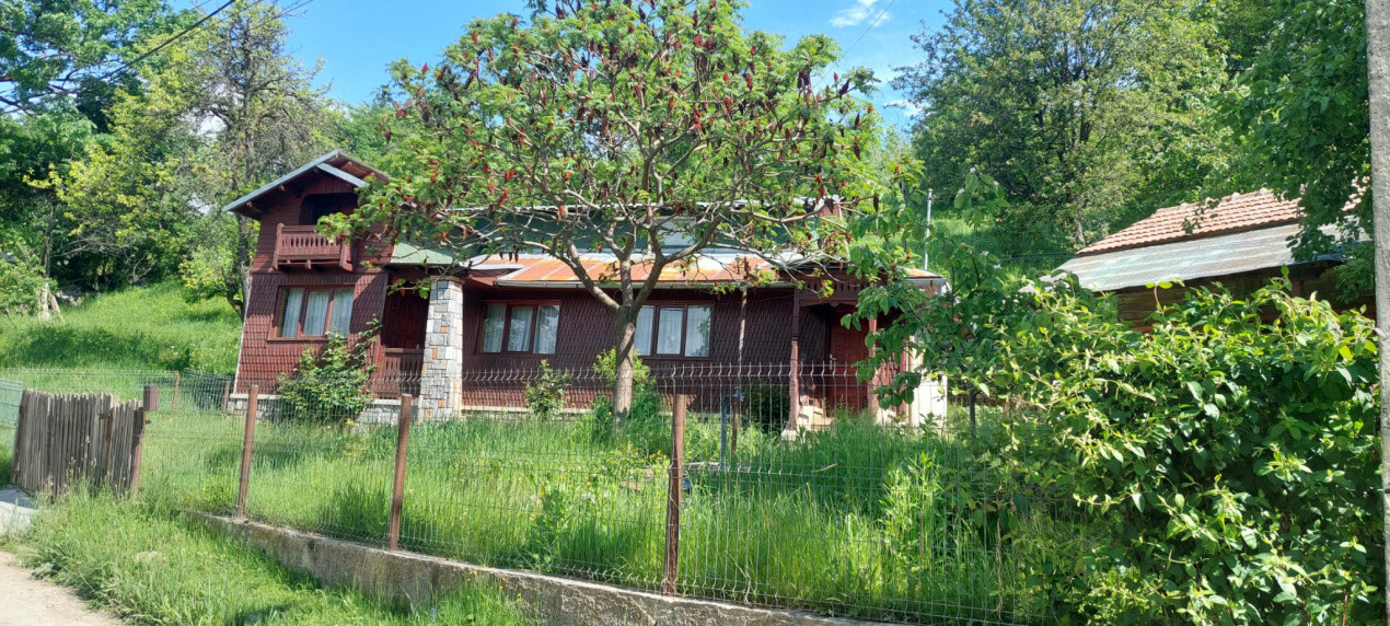 Casa gospodarului, bine întreținută, cu teren generos – Comarnic