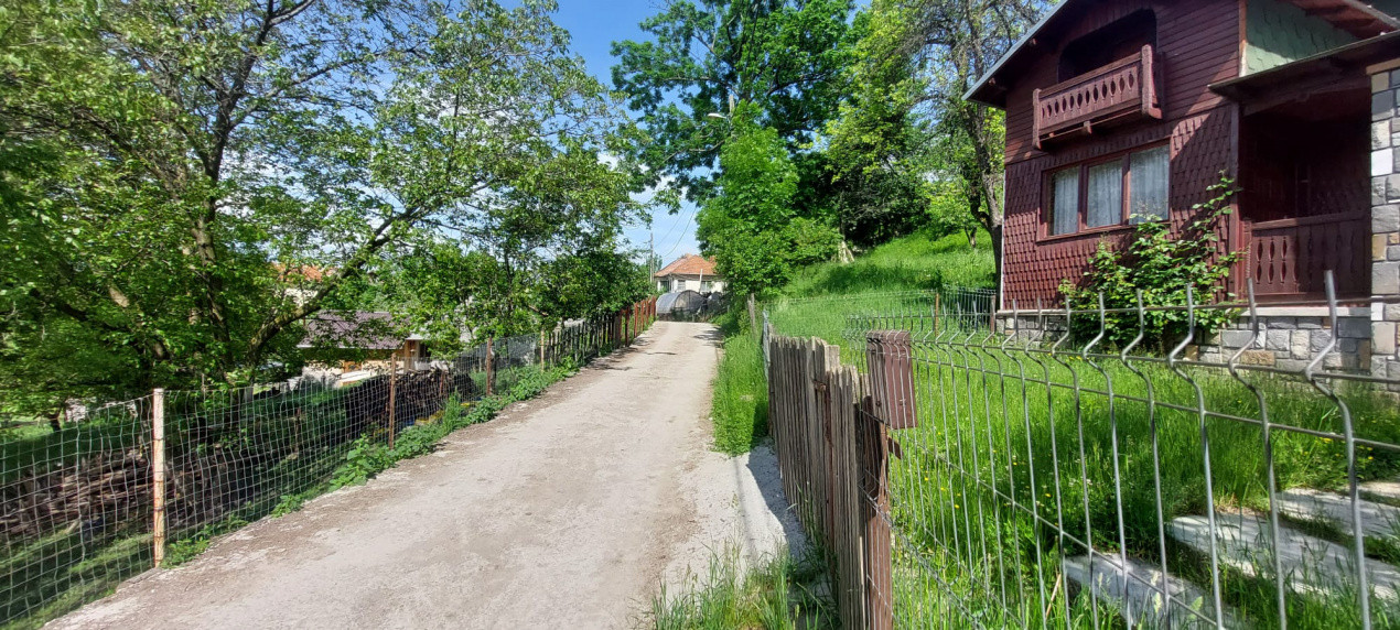 Casa gospodarului, bine întreținută, cu teren generos – Comarnic