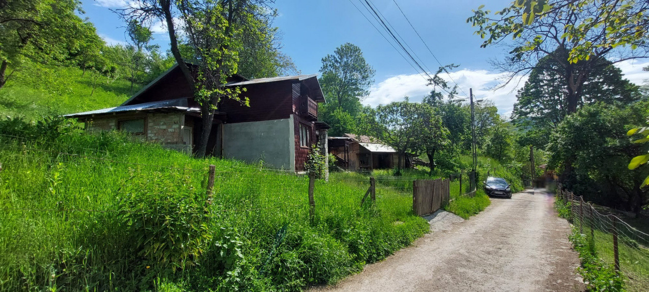Casa gospodarului, bine întreținută, cu teren generos – Comarnic