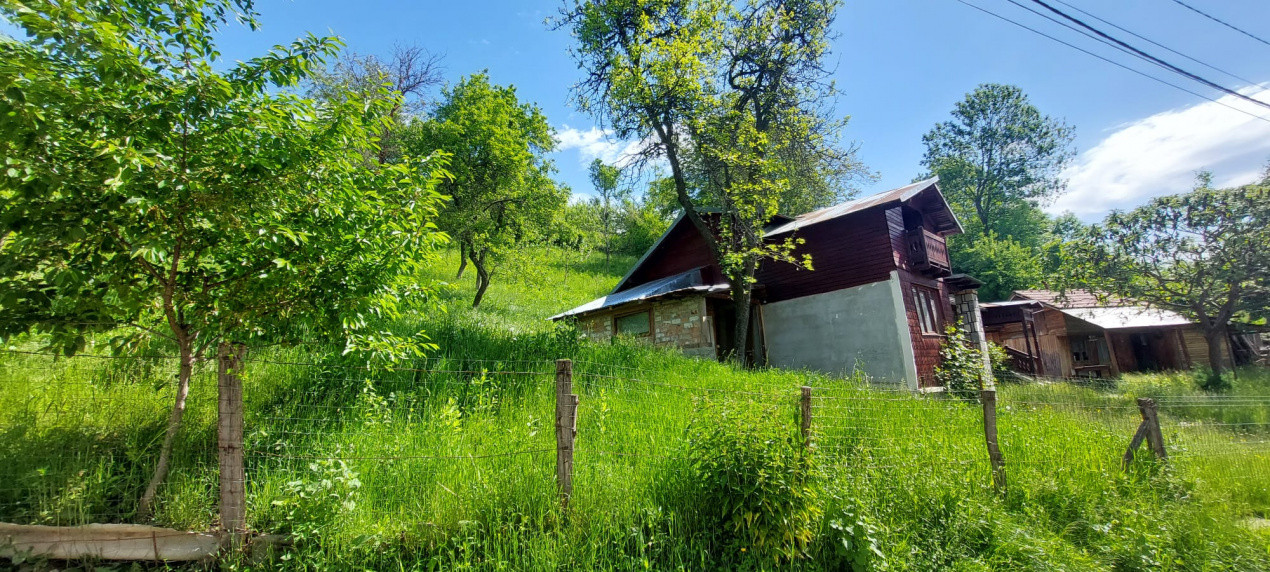 Casa gospodarului, bine întreținută, cu teren generos – Comarnic