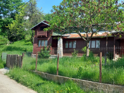 Casa gospodarului, bine întreținută, cu teren generos – Comarnic